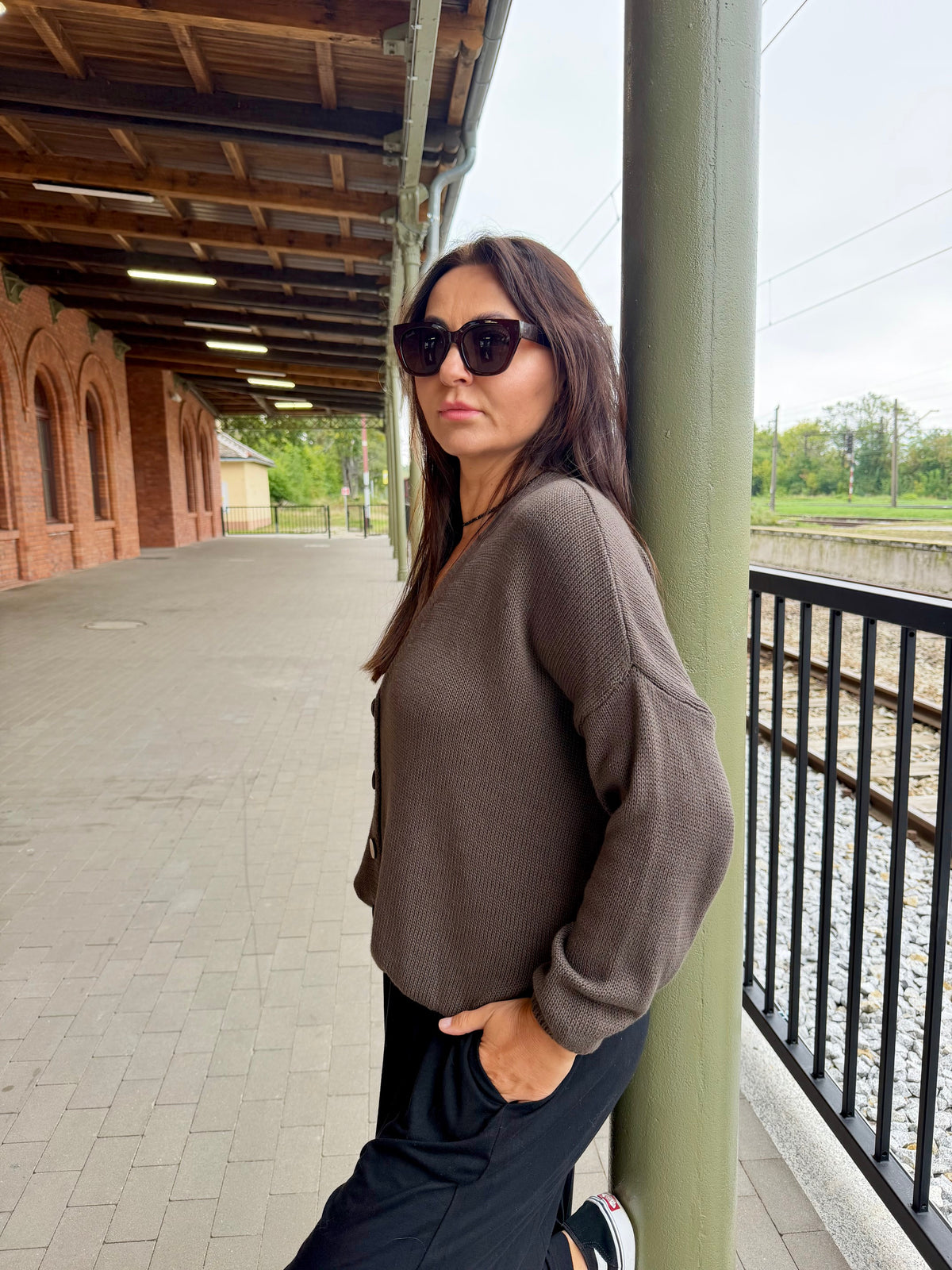SWETER BAWEŁNIANY ELIZA zapinany na guziki kolor czekoladowy